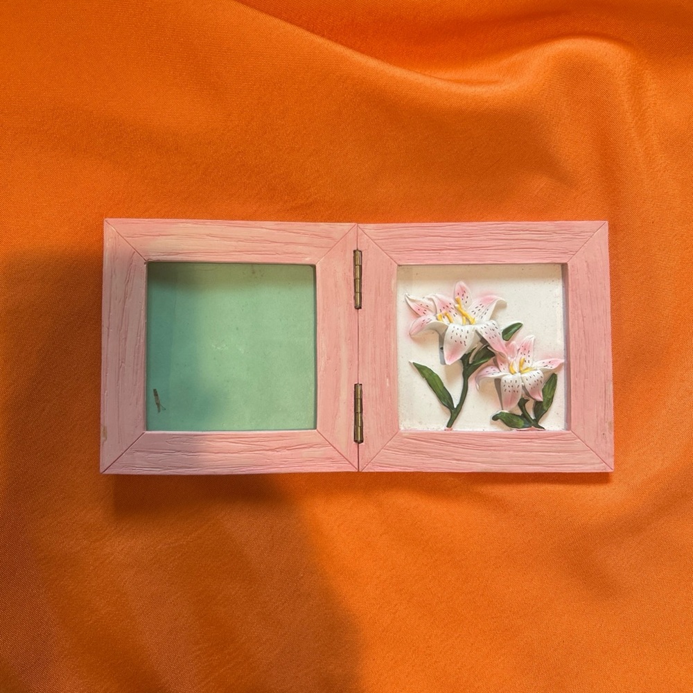 A TradeWind Bay Botanicals Folding Frame w/3D Resin Flower Fits 3x3" Photo